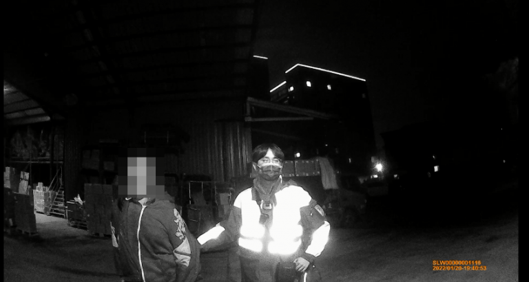 圖片說明：酒醉男暴力毀損鄰居自小客車，遭長安所員警強力壓制逮捕。（記者趙靜姸翻攝）