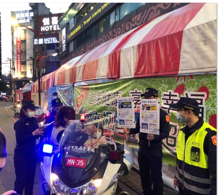 圖片說明：板橋分局就利用春節連續假期，向各年貨展售商家及市民擴大宣導。 (記者徐歆媛翻攝)