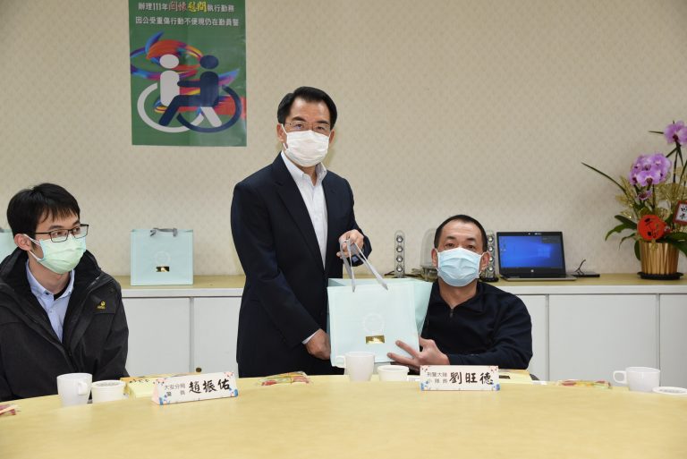 圖片說明：楊局長（圖中）致贈慰問金及慰問品，讓勇警弟兄感受到來自局長及警察局團隊體貼的關懷。（記者葉鈞宇翻攝）