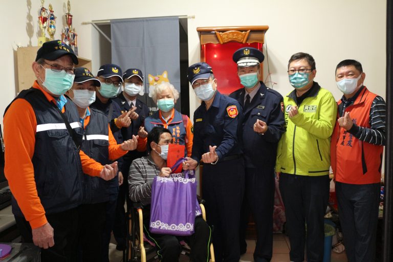 圖片說明：板橋分局長許芳毅主持，由偵查隊隊長陳盈元宣導維護金融機構安全工作重點及行員臨櫃關懷提問。(記者林艷林翻攝)