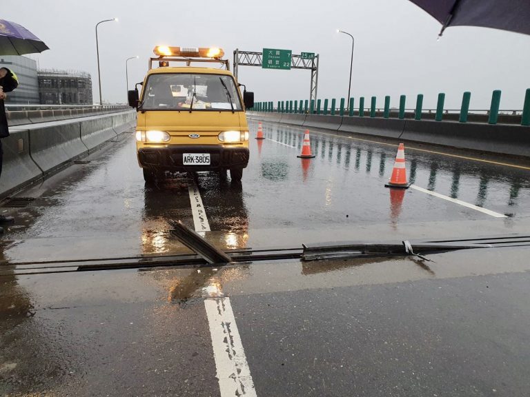 圖片說明：蘆竹區臺61線北上25.8公里處高架橋伸縮縫鋼筋斷裂而發生多起車輛爆胎事故。(記者宋紹誠翻攝)