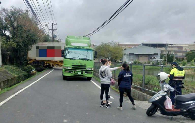 圖片說明：聯結車於路幅狹窄路口處轉彎時「卡住」，造成雙向道路交通一度受阻。(記者宋紹誠翻攝)
