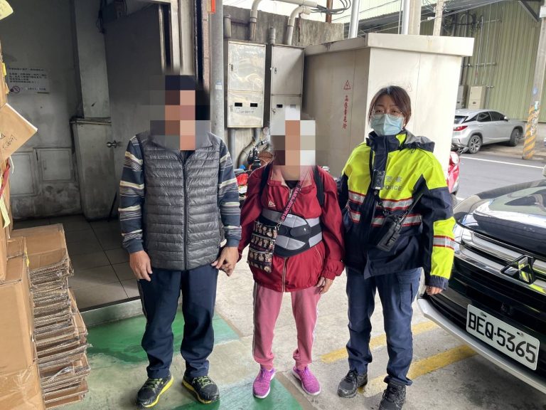 圖片說明：大竹所員警黃兆佃、丘芷瑄勸說許久，婆婆才氣消返家。(記者包克明翻攝)