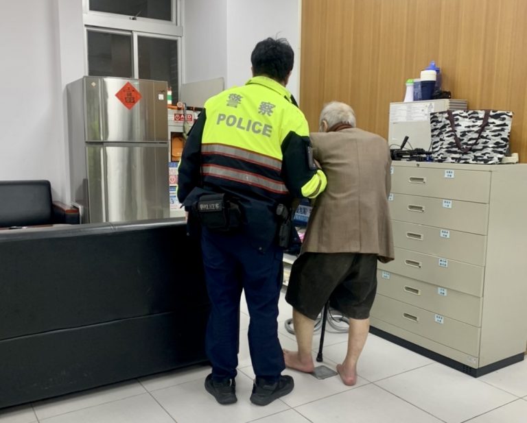 圖片說明:秀朗所員警王柏霖、游宗勳助迷途老翁返家。(記者宋紹誠翻攝)