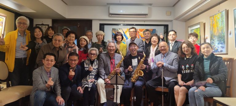 圖片說明：這城以東 台北傳愛公益畫展開幕茶會，群賢畢至。(圖/這城以東台北傳愛公益畫展籌委會提供)