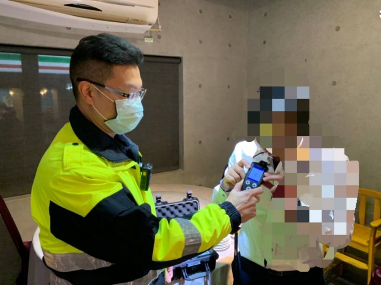 圖片說明:永和分局讓民眾體驗「實測酒精濃度」和「體感酒意」的差異,讓好奇的客人直接試吹酒測器。(記者葉鈞宇翻攝)
