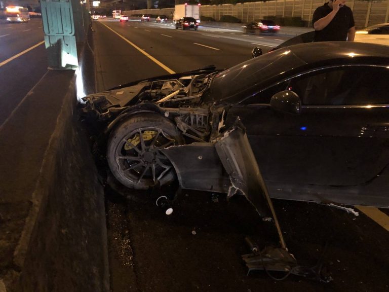 圖片說明:國道一號南向29.3公里處三重路段,發生一起兩車失控撞擊事故。(記者葉鈞宇翻攝)