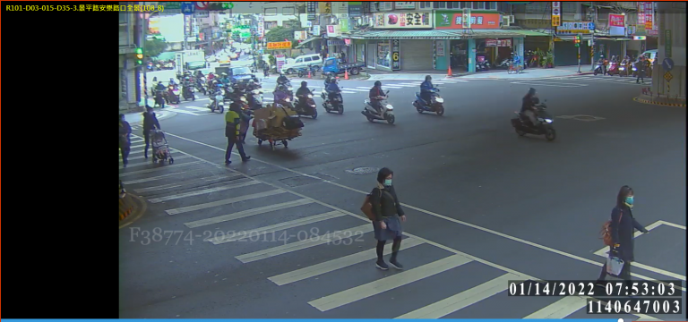 圖片說明:中和分局交通分隊警員陳韋誠主動協助老阿嬷推車安全過馬路。(記者葉鈞宇翻攝)