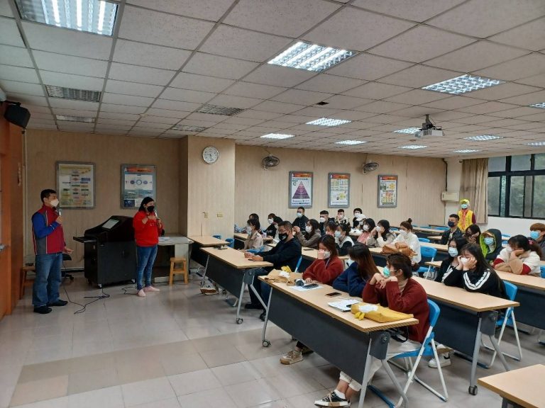 圖片說明:南港分局特別前往中華科技大學向外籍學生推廣交通安全觀念。 (記者林鈞澤翻攝)