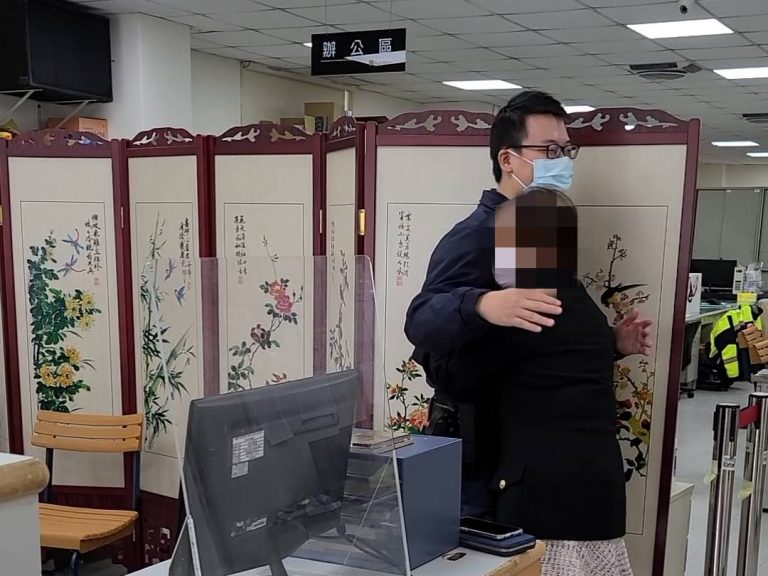 圖片說明：婦人非常感激南崁所員警蔡奇謀幫助尋回推車。（記者宋紹誠翻攝）