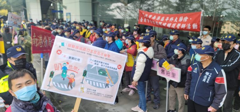 圖片說明：南港分局為維護過年期間交通安全及順暢，與南港區公所於南興公園舉辦環境誓師車隊遊行活動。 (記者徐歆媛翻攝)