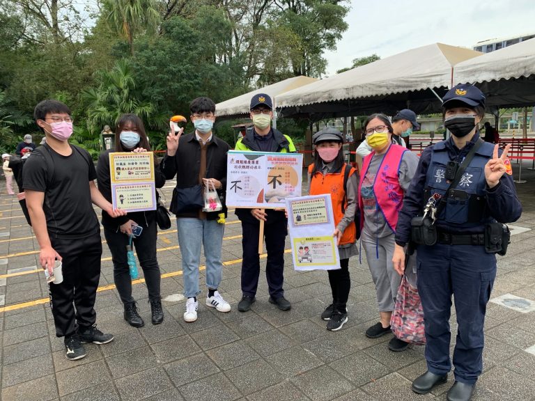 圖片說明：指南所利用周末在巿立動物園外執行機動派出所便民勤務。(記者趙靜姸翻攝）