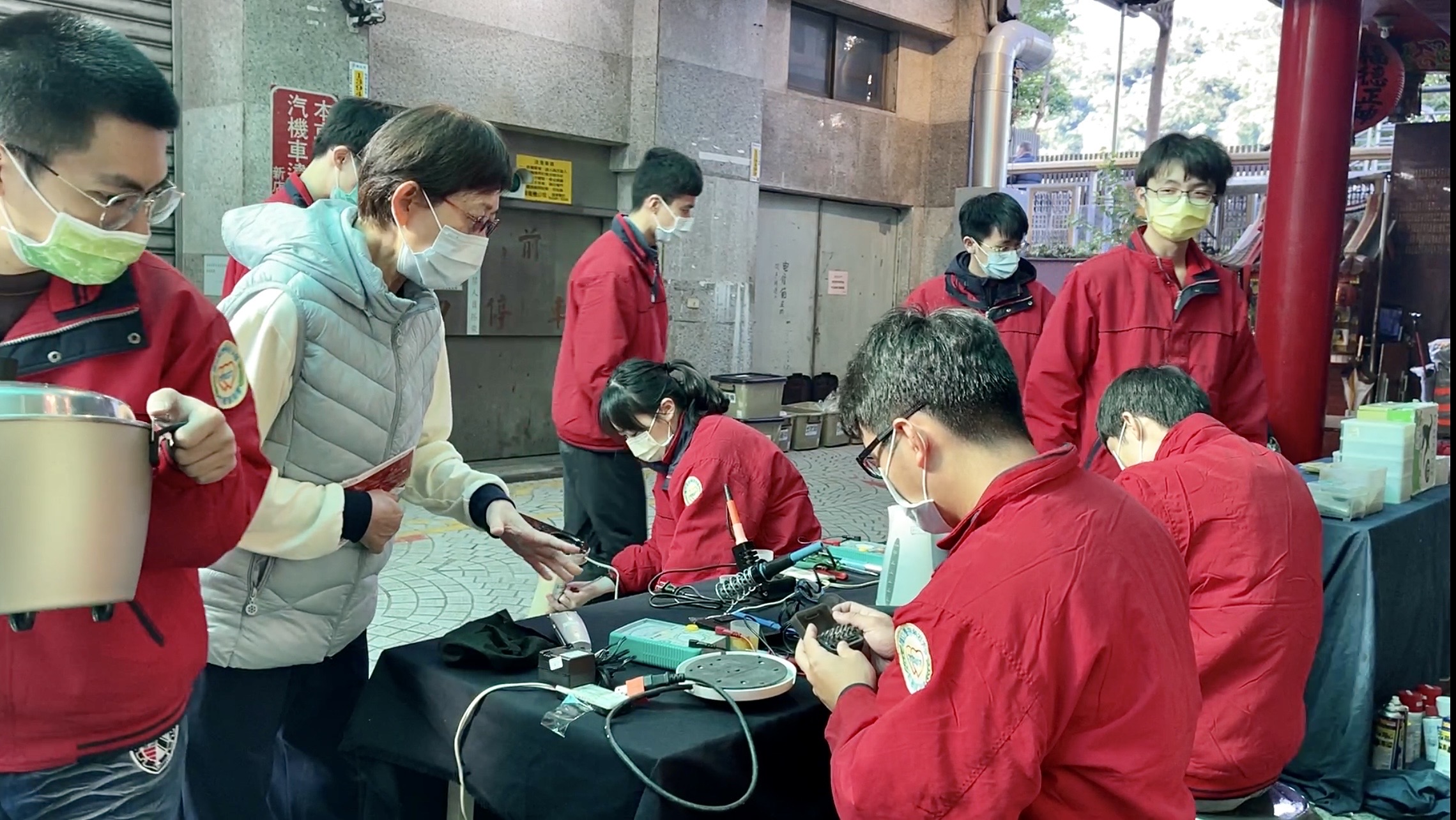 圖片說明：社會服務團到村里舉辦電器維修服務，一方面服務居民，同時也能讓維修隊員實戰演練。(圖/臺科大社服團提供)