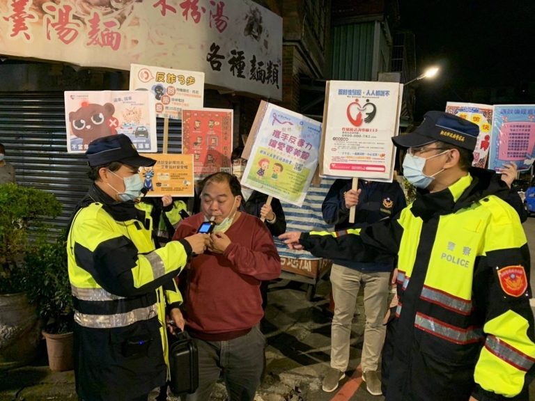 圖片說明:路過的伯伯體驗吐氣型酒精濃度測試感到新鮮又好奇。(記者宋紹誠翻攝)