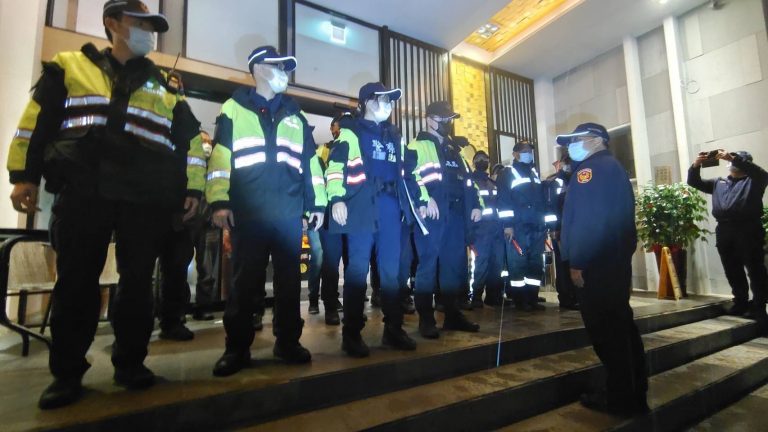 圖片說明：汐止分局於昨日深夜編排執行「擴大臨檢暨取締酒駕、防制危險駕車」勤務。(記者宋紹誠翻攝)