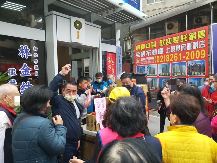 圖片說明:新北市議員林金結募集企業友人捐贈生活困難民眾家戶一式五份年菜共50組。(圖/林金結服務處提供)