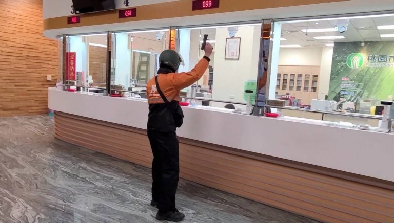 圖片說明:蘆竹分局為協助提升轄內金融機構防搶阻詐危機意識與敏感度進行防搶演練。(記者宋紹誠翻攝)