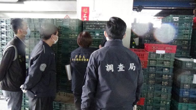 圖片說明：不肖業者為求獲利及減少報廢銷毀之損失，將過期雞蛋竄改標籤販售。(記者諶卉萱翻攝)