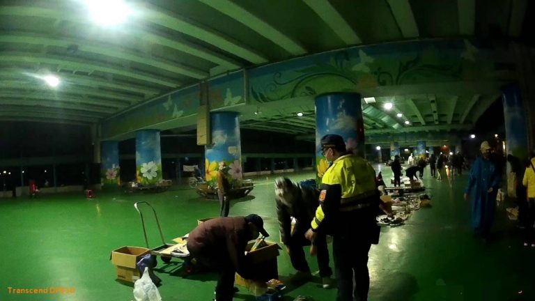 圖片說明:永和區福和橋下被攤商利用春節假期違規擺攤,且未配戴口罩。(記者馬治薇翻攝)