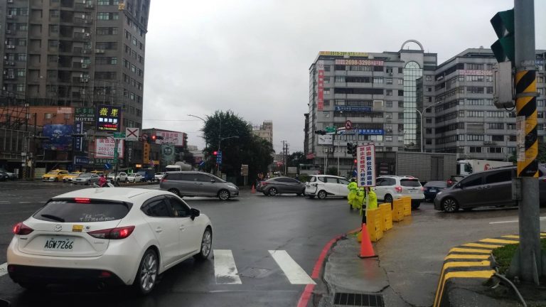 圖片說明：汐止分局表示春節假期只要謹記一口訣：「行車停看聽」免堵車煩惱。(記者趙靜姸翻攝)