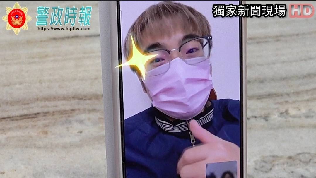 圖片說明：吳先生接收本報專訪時打趣透露，有了和病毒交手的經驗，他不僅已無任何不適，且｢晚上的工作能力變得更強了！｣。（記者林鈞澤攝）