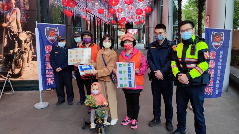 圖片說明：海山分局為擴大為民服務工作，設置「機動派出所」的「社區警政」服務據點，使民眾安心歡度年節。 (記者林艾錡翻攝)