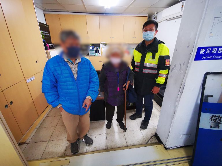 圖片說明：指南所員警蔡渲棋暖助迷途的九旬老奶奶返家。（記者趙靜姸翻攝）