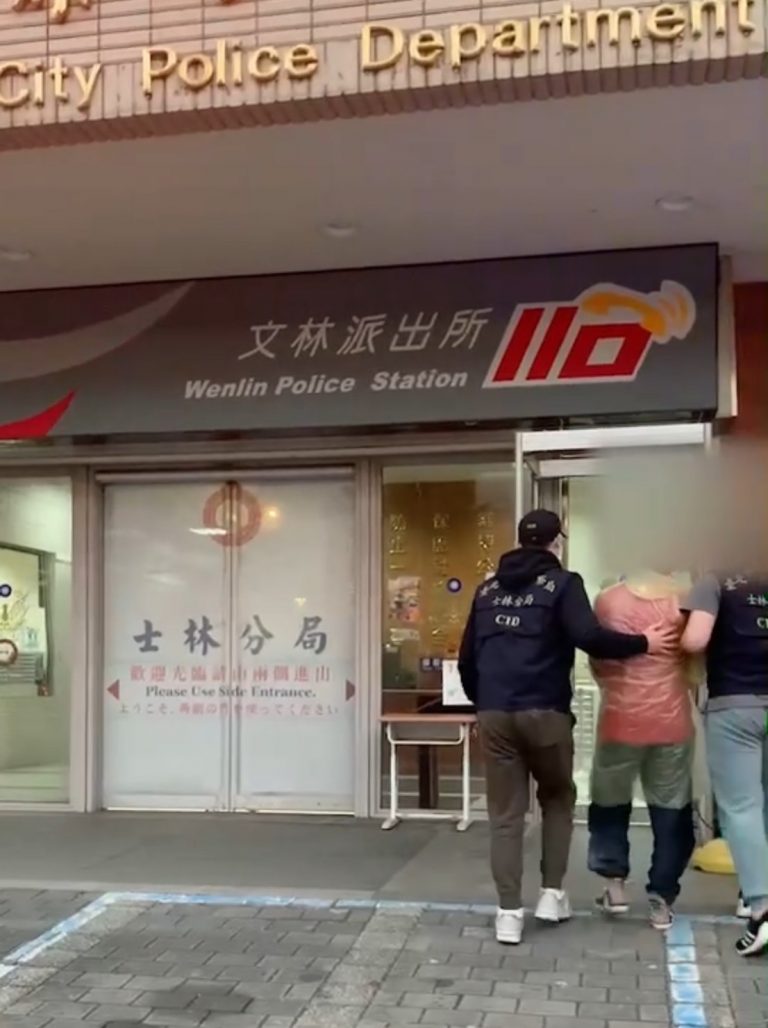 圖片說明：士林分局交通分隊與中壢分局聯手將毒品通緝犯移請地檢署偵辦。 (記者林艾錡翻攝)