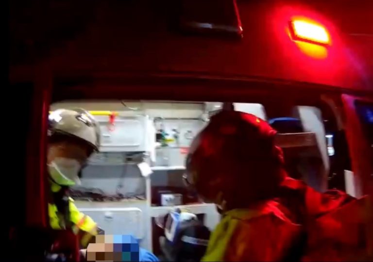 圖片說明:板橋分局將持刀攻擊兩名消防隊隊員的男子護送就醫治療。 (記者徐歆媛翻攝)