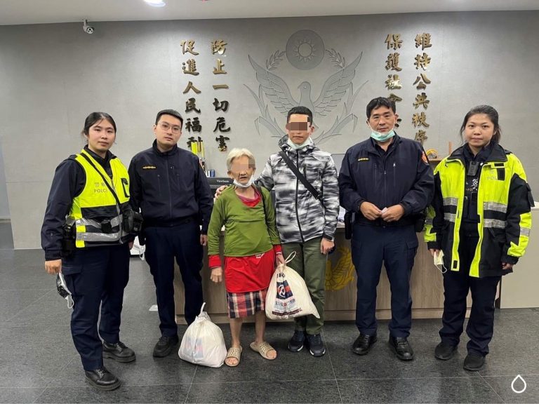 圖片說明：社子派出所警員魏國雄、陳宏洲、戴玉華、程筱茜積極聯繫社會局協助後續之照護措施。 (記者林鈞澤翻攝)