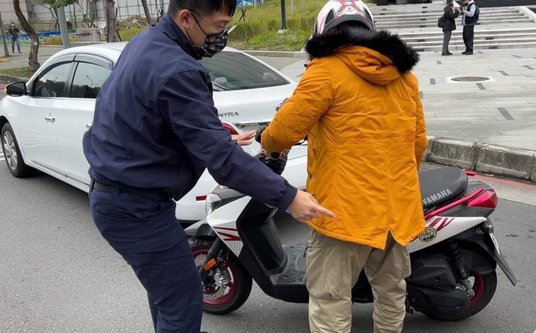 圖片說明：士林分局為有效疏導春節期間旅遊車潮實施「交通快打」演練讓民眾安心。 (記者林鈞澤翻攝)