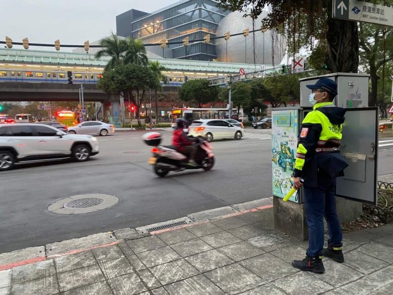 圖片說明：士林分局全力投入春節期間交通順暢工作，請民眾配合各項交通疏導及管制措施。。 (記者徐歆媛翻攝)
