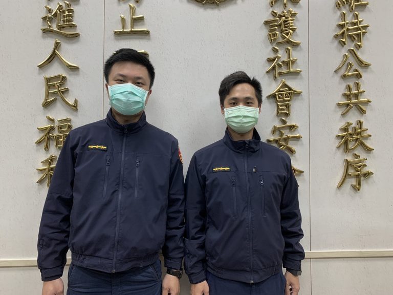 圖片說明：後港派出所副所長劉駿瀚以及圖左：警員潘宥辰、圖右：警員王淮臻接獲通報，有女子咬舌輕生，趕赴現場處理。 (記者徐歆媛翻攝)