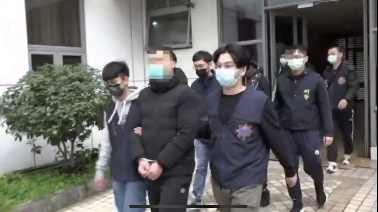 圖片說明:南港分局細心溯源,陸續在新北市將詐財集團林姓主嫌及小弟等人逮捕歸案。 (記者林鈞澤翻攝)