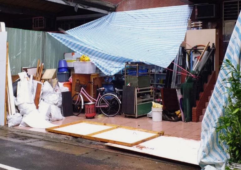 圖片說明：海山分局接獲線報並查證一處違建加蓋鐵皮內製造毒品咖啡包販賣牟取暴利。 (記者林鈞澤翻攝)