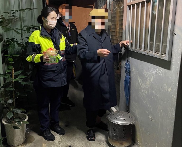 圖片說明：海山分局員警機警查出老翁的住居所，並熱心安全護送他返家。 (記者林鈞澤翻攝)