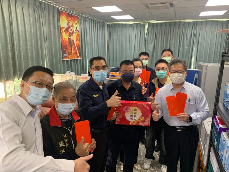 圖片說明:永和分局長陳保安於春節前夕特至分局各單位致贈春節慰問紅包,幫同仁打氣,讓同仁備感溫馨。(記者李健興翻攝)