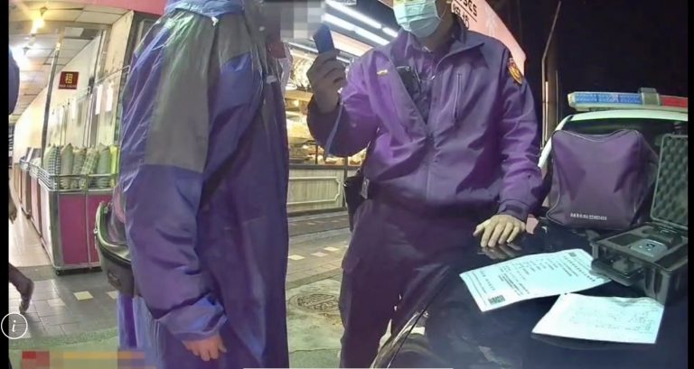 圖片說明:男子渾身散發酒氣被警方盤查酒測超標。(記者趙靜姸翻攝)