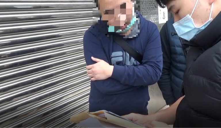 圖片說明:士林分局持臺中地方法院核發搜索票前往黃嫌位於臺中市南屯區住處執行搜索。 (記者徐歆媛翻攝)