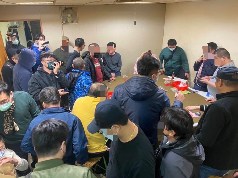 圖片說明：士林分局日前在延平北路5段一處民宅內查獲暗藏天九牌流動賭場。 (記者林鈞澤翻攝)