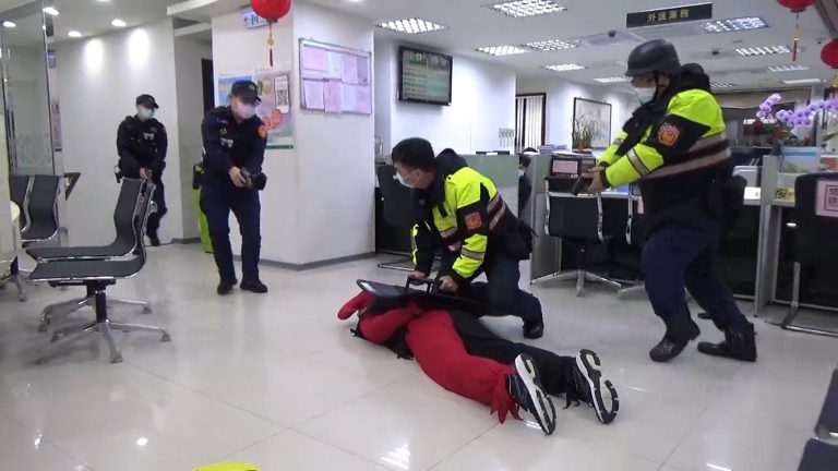 圖片說明：臺北市政府警察局於日前與「第一銀行士林分行」舉辦金融機構防搶暨攔截圍捕演練。 (記者林艷林翻攝)