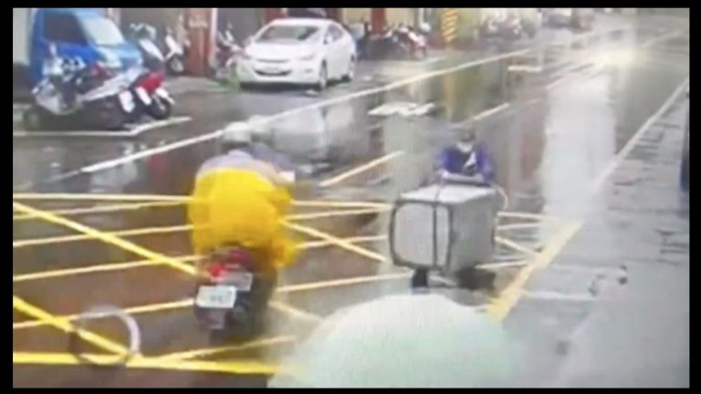 圖片說明：男子因缺錢花用，竟光天化日之下偷洗衣機還逛大街。（記者包克明翻攝）