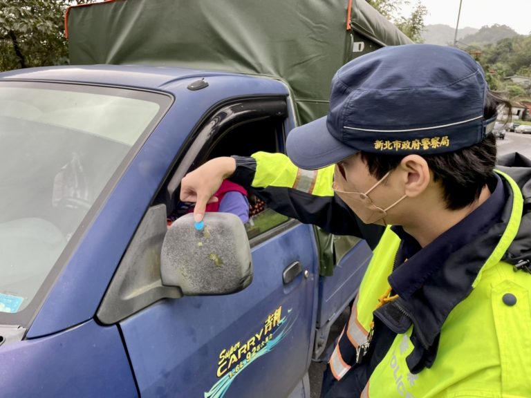 圖片說明:新店分局以「貼紙辨識法」,提前在文山、靜安路口及文山路、石碇交流道口管制。(記者馬治薇翻攝)