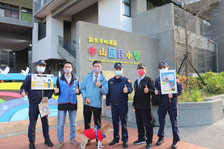 圖片說明：板橋分局結合義交、學校志工、導護媽媽、老師等，維護學童上、放學之人身及交通安全。 (記者林艾錡翻攝)