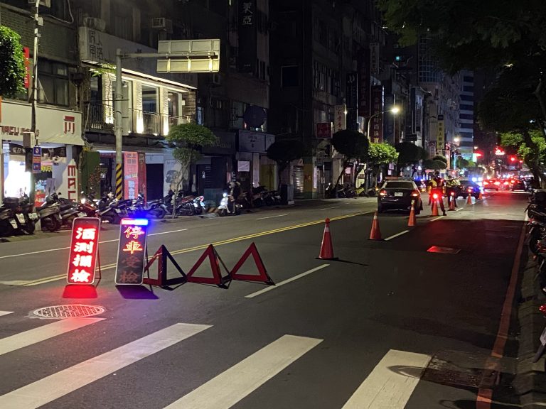 圖片說明：永和分局於連續假期執行取締酒駕專案勤務。（記者林鈞澤翻攝）