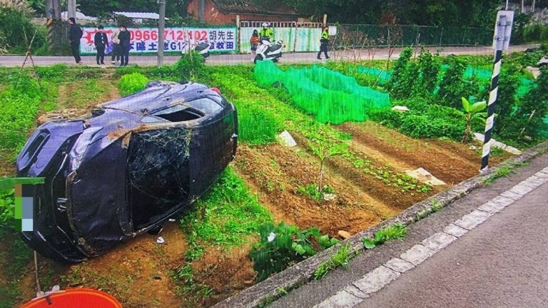 圖片說明：林姓女子因不熟路況，不慎駛出道路，掉落農田翻覆。(記者宋紹誠翻攝）