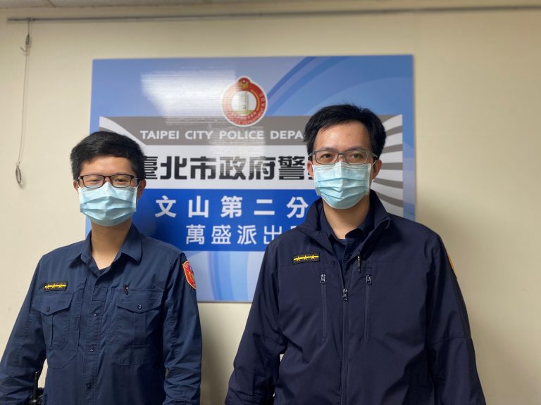 圖片說明：萬盛所員警吳志豪（左）、周芳敬（右）使用警政系統順利找到老婦的家。(記者葉鈞宇翻攝）