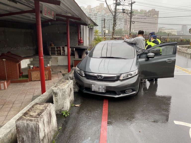 圖片說明：毒犯見汐止分局執行路檢，心虛欲藏匿K盤而不慎自撞護攔。（記者馬治薇翻攝）