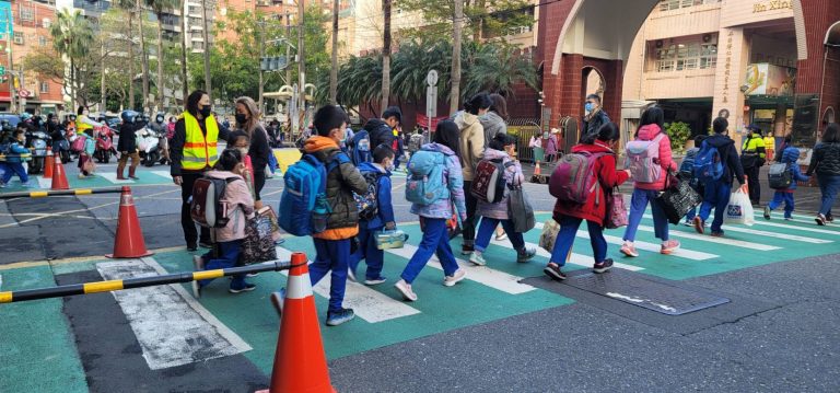 圖片說明：警方｢護童勤務｣係配合學校上下課時段執行，為維護學童上下課進出校園的安全與秩序。(記者包克明翻攝）