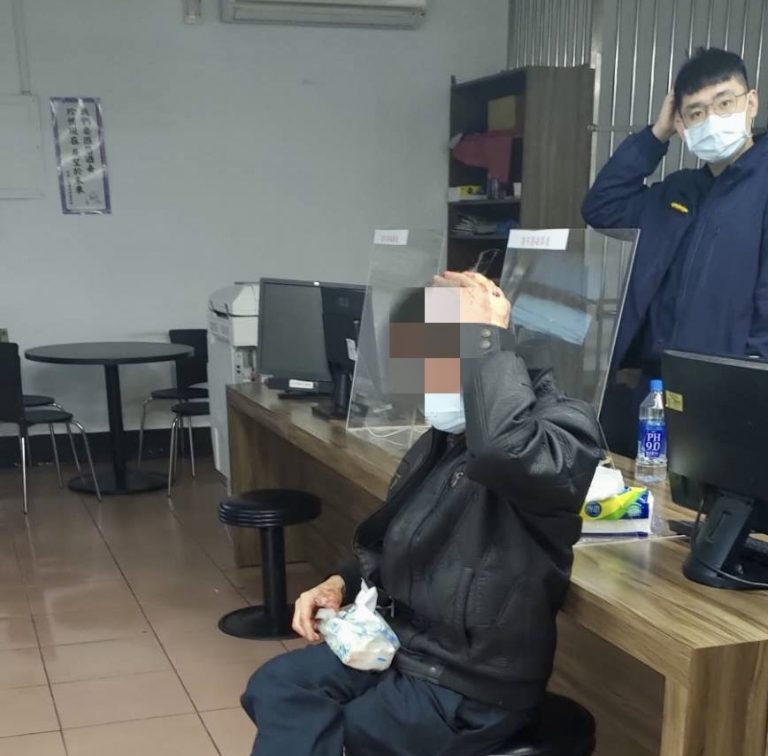 圖片說明：男子在家門前撞破頭，所幸大竹派出所就在對面，及時發現並聯絡救護車。(記者宋紹誠翻攝）